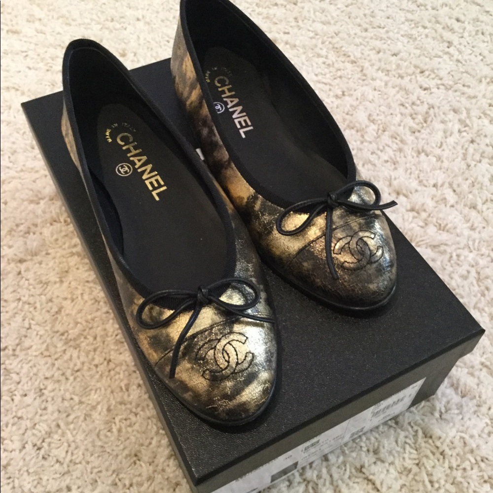 CHANEL ballet flats in black and gold